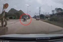 Clip: Xe máy sang đường ẩu, ô tô đánh lái liên tiếp tránh va chạm trong tích tắc