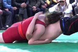 Người đàn ông U60 thách đấu nữ đô Anh Thư, bị đè "cứng cựa" trên sới vật