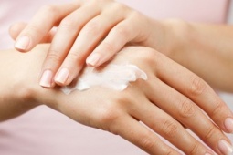 Cách nào phòng và giảm nếp nhăn trên da tay?