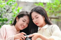 Các người đẹp Hoa hậu Việt Nam check-in tại ngôi chùa 2.000 năm tuổi ở Bắc Ninh