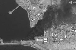 Chiến hạm Iran bốc cháy sau khi bị trúng đạn trong cảng