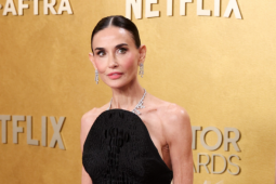 Diễn viên 3 đời chồng khoe lưng trần gợi cảm