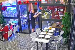 Dân mạng cười bò với clip chàng trai Nga lắc chuông lia lịa để khen món ăn Việt