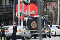 Nghi phạm 'mang áo in cờ Iran' xả súng vào quán bar Mỹ