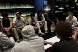 Bom nổ, tên lửa bay trên đầu khiến đội bóng hoảng loạn bỏ dở trận đấu