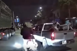 Công an làm việc với tài xế tạt đầu xe máy khiến 3 người suýt lao vào ô tô tải