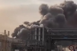 UAV Iran tấn công vào nhà máy lọc dầu lớn nhất Arab Saudi