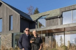 Người phụ nữ kiên trì mua xổ số, bất ngờ trúng độc đắc 6 triệu USD