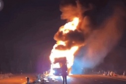 Ô tô khách chở 44 người nổ lốp trước, bốc cháy