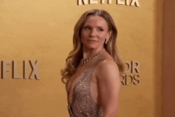 Nữ diễn viên 46 tuổi gây sốc khi 'mặc cũng như không' lên thảm đỏ