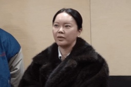 Nữ ca sĩ 50 tuổi gương mặt biến dạng, hối hận vì phẫu thuật thẩm mỹ