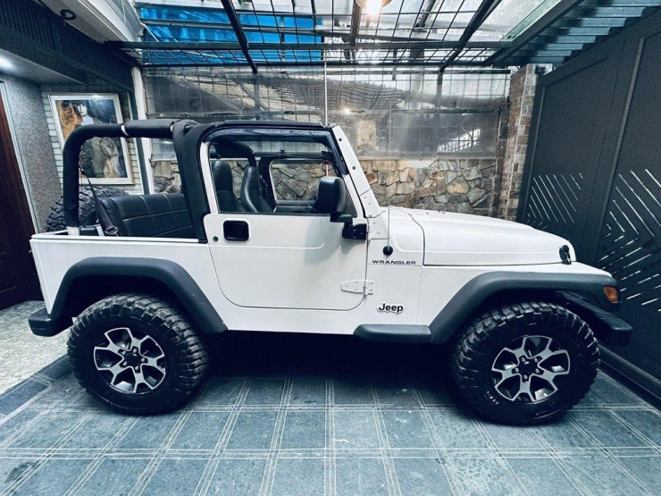 Chiếc xe nguyên bản 100%, ODO chỉ hơn 40.000 mile (khoảng hơn 64.000 km), con số hiếm gặp với mẫu xe đã 25 năm tuổi. Ảnh: NVCC.