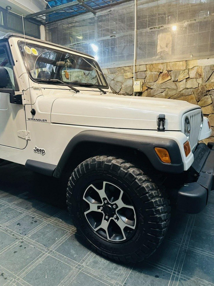 Chiếc xe nguyên bản 100%, ODO chỉ hơn 40.000 mile (khoảng hơn 64.000 km), con số hiếm gặp với mẫu xe đã 25 năm tuổi. Ảnh: NVCC.