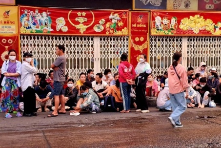 Nổ rung chuyển Trung Đông, người dân xếp hàng mua vàng từ sáng sớm