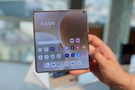 Motorola chính thức hé lộ về Razr Fold màn hình gập với pin siêu "khủng"