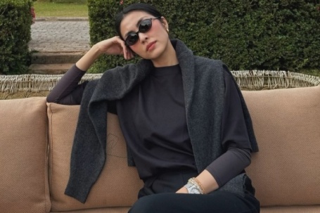 Trang phục đi du lịch chỉ hai màu sắc của Tăng Thanh Hà