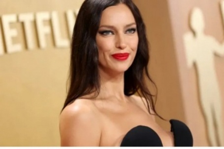 "Chân dài" Irina Shayk gây ấn tượng với váy xẻ sâu trên thảm đỏ SAG Awards 2026