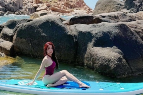 Diệp Lâm Anh khoe vóc dáng sexy khi du xuân Vĩnh Hy