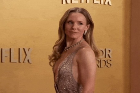 Nữ diễn viên 46 tuổi gây sốc khi 'mặc cũng như không' lên thảm đỏ