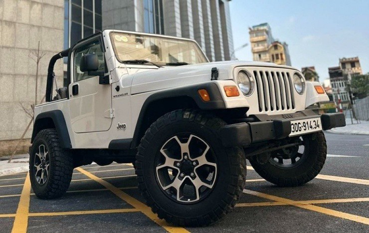 Lốp địa hình bản lớn tạo thế đứng vững chãi. Khoảng sáng gầm cao, dáng hai cửa ngắn gọn mang đến chất “bụi” đúng nghĩa. Ảnh: NVCC.