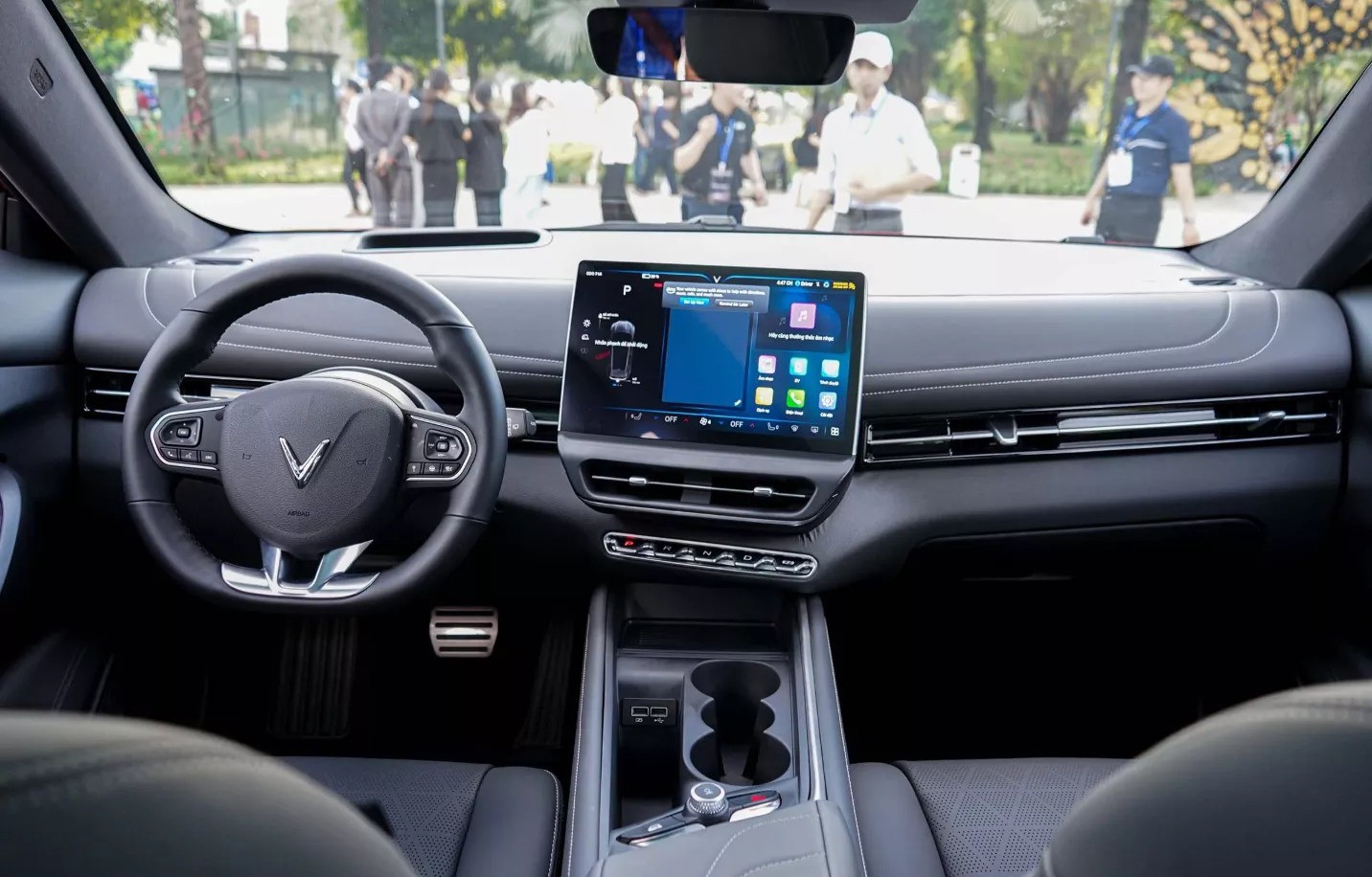 Nội thất rộng rãi với cụm cần số được chuyến thành dạng phím bấm.