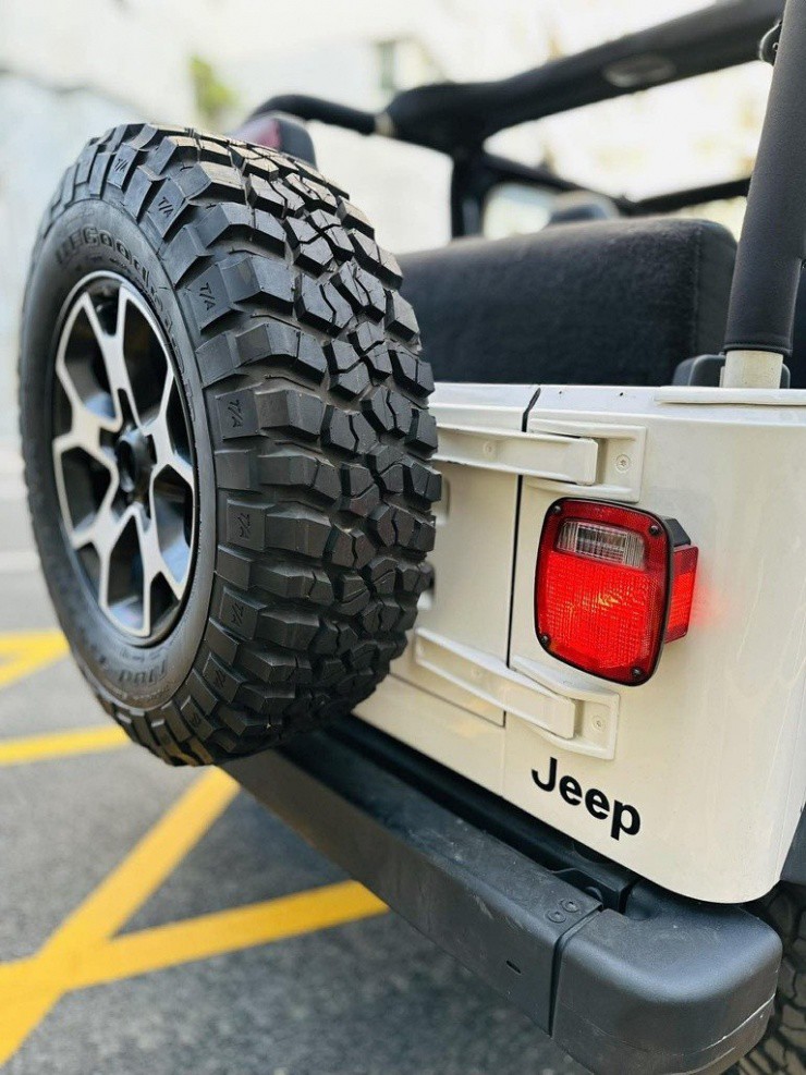 Lốp địa hình bản lớn tạo thế đứng vững chãi. Khoảng sáng gầm cao, dáng hai cửa ngắn gọn mang đến chất “bụi” đúng nghĩa. Ảnh: NVCC.