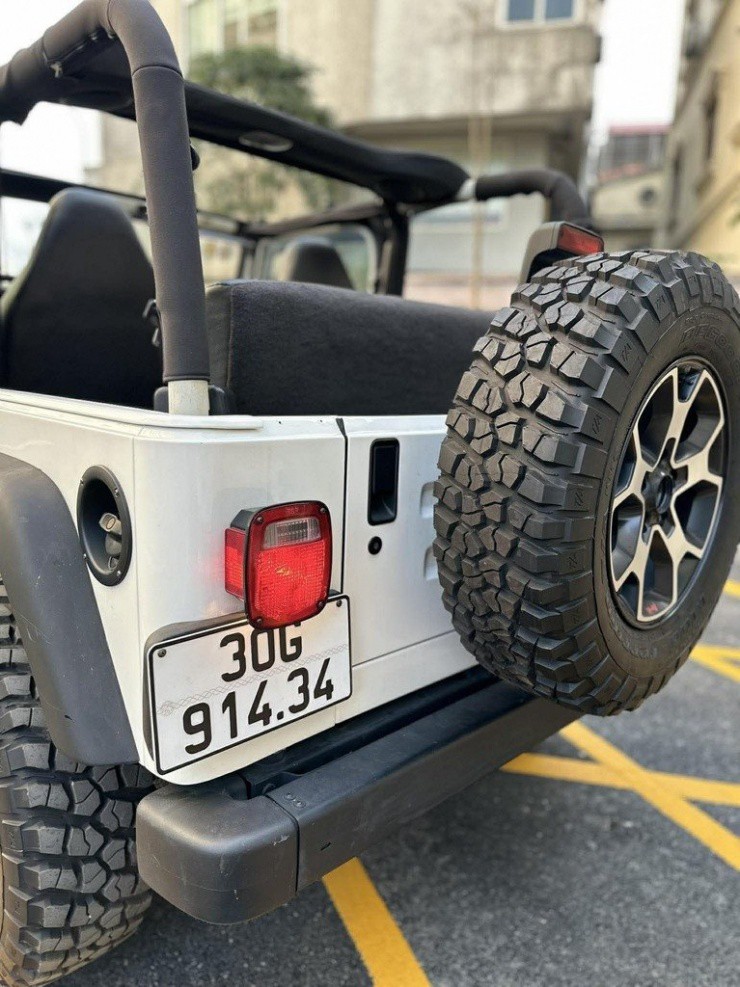 Lốp địa hình bản lớn tạo thế đứng vững chãi. Khoảng sáng gầm cao, dáng hai cửa ngắn gọn mang đến chất “bụi” đúng nghĩa. Ảnh: NVCC.