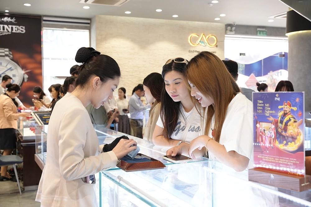 Mua vàng ngày Thần Tài là cột mốc khởi động kế hoạch tài chính của nhiều người. Ảnh: PNJ