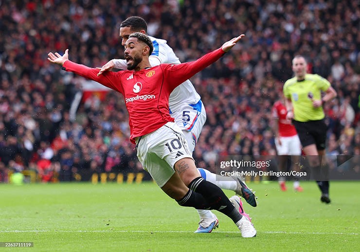 Cunha bị tố là ăn vạ, giúp MU hưởng lợi