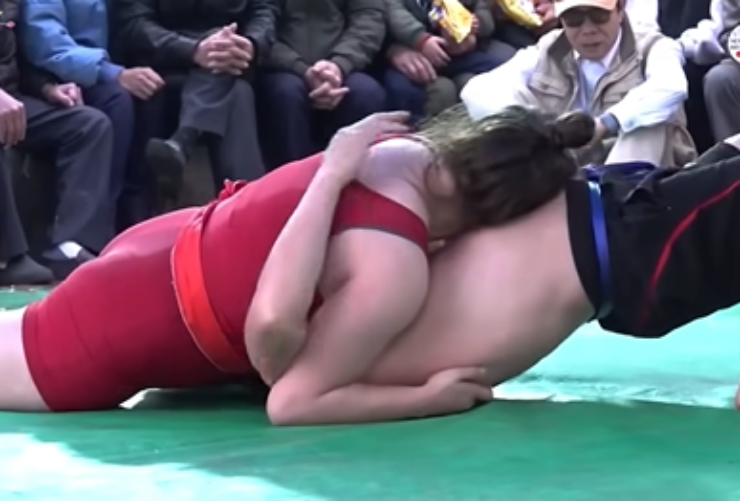 Trận đấu vật gây xôn xao ở Bắc Ninh