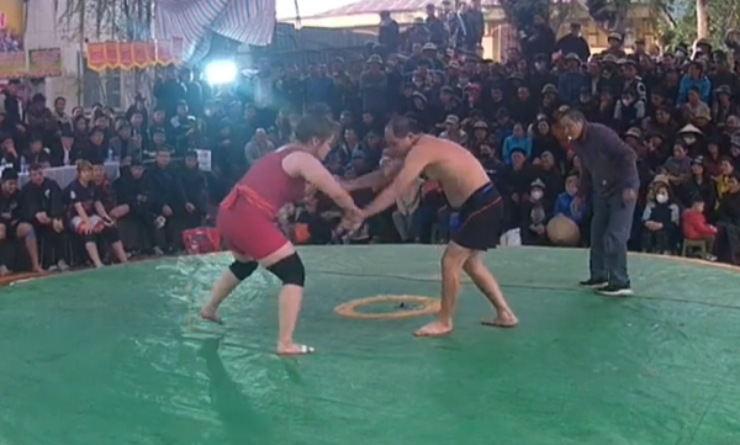 Rất đông khán giả tới xem trận đấu, clip sau đó cũng rất lan truyền trên mạng xã hội