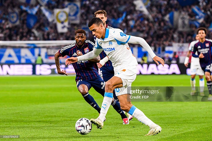 Marseille (áo trắng) ngược dòng thành công