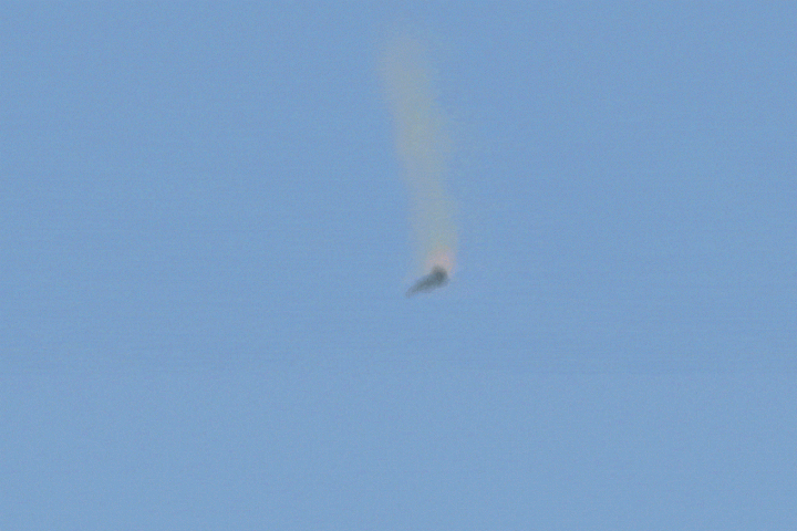 Tiêm kích Mỹ phát nổ trên bầu trời Kuwait, phi công nhảy dù thoát nạn