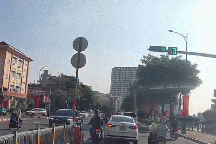 Ôtô rước họa vì thói len lỏi của xe máy