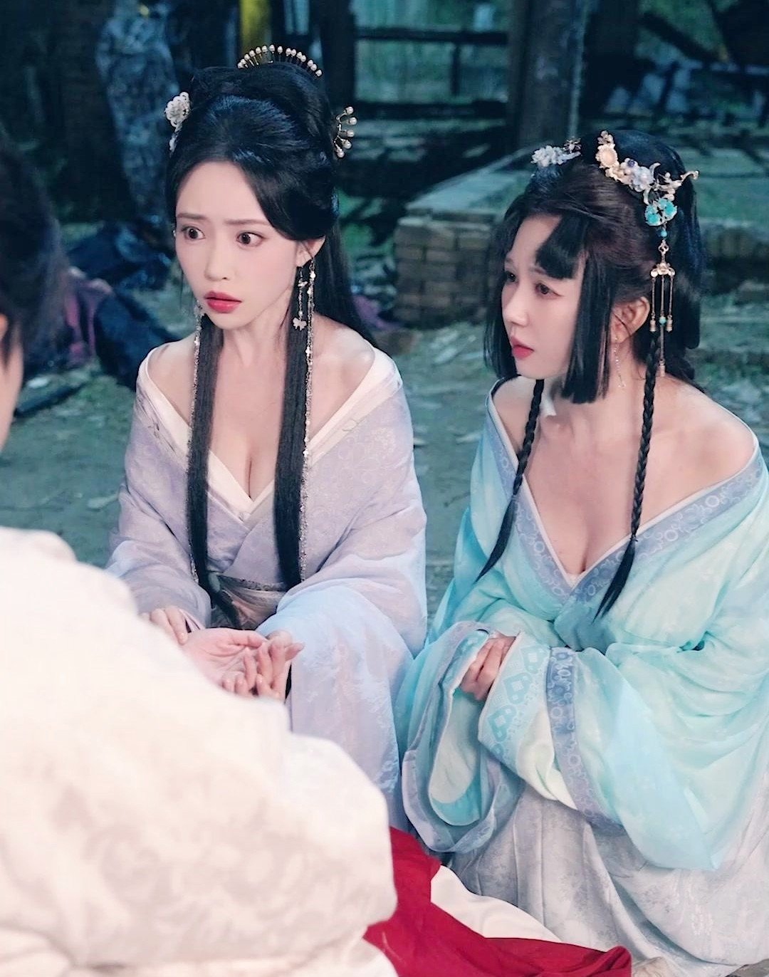 Diễn viên phim ngắn bị ép mặc trang phục hở hang phản cảm nhằm thu hút khán giả.