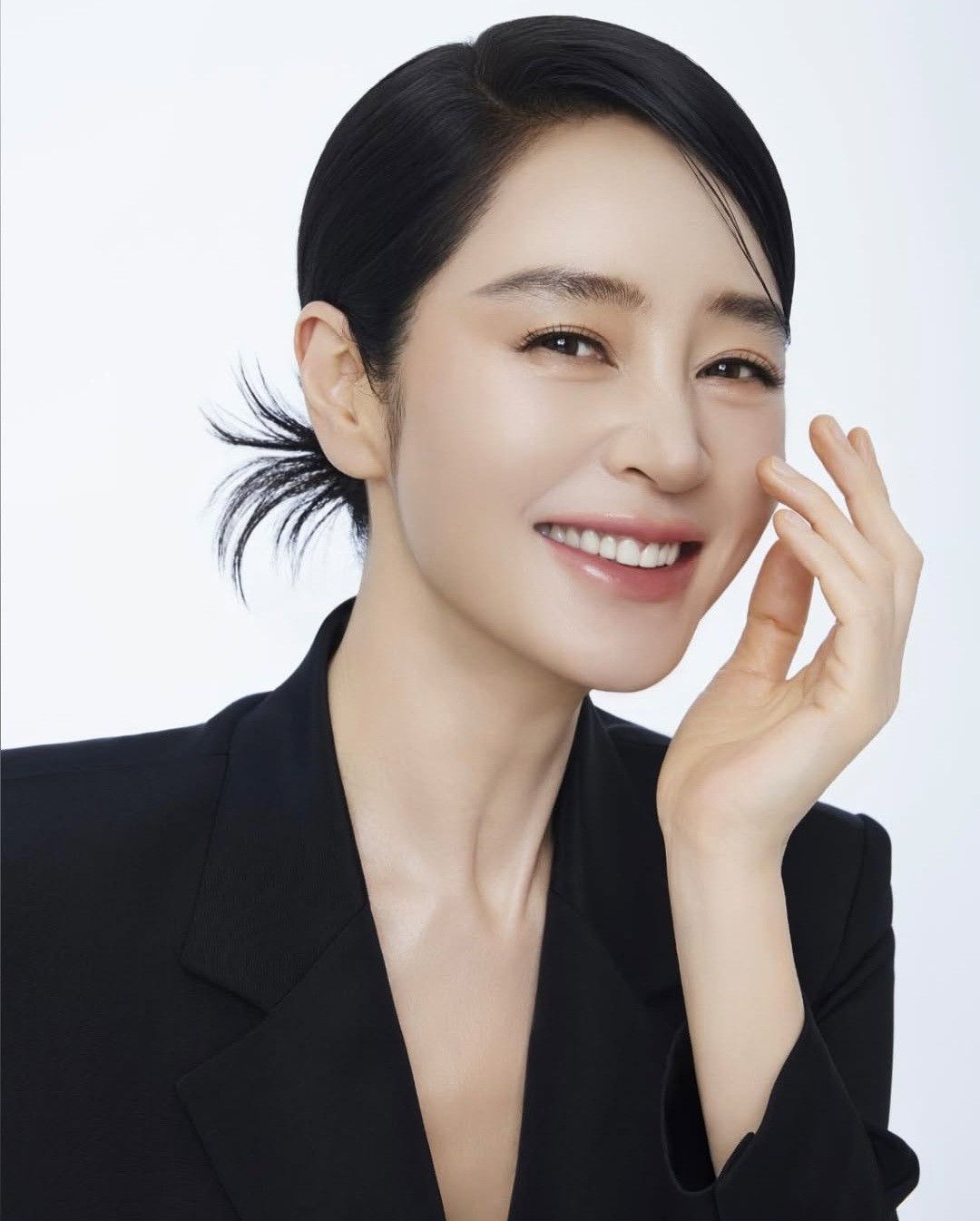 Minh tinh gây "sốt" khi đăng ảnh tuổi trăng tròn và hiện nay. Nhờ diện mạo nổi bật, Kim Hye Soo được mời đóng quảng cáo khi mới 15 tuổi, một năm sau đó có phim đầu tay. 40 năm hoạt động, cô có gia tài phim ảnh đồ sộ, được giới chuyên môn đánh giá thành công nhất Hàn Quốc ở cả mảng điện ảnh lẫn truyền hình. Báo giới thường gọi cô là "chị đại", "Người phụ nữ quyền lực". Cô cũng lập kỷ lục là MC lễ trao giải Rồng Xanh 23 năm liên tiếp nên được mệnh danh "Nữ thần Rồng Xanh". Ảnh: Instagram Hs_kim_95, Cledbel