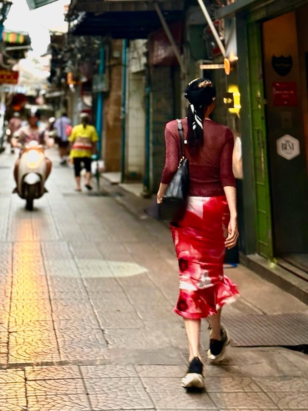 Loạt ảnh Hye Soo dạo phố Seoul, Hàn Quốc và Bangkok, Thái Lan (phải) nhận "mưa" lời khen. "Trông Kim Hye Soo chỉ khoảng 35 tuổi", một khán giả bình luận trên Instagram. Ảnh: Instagram Hs_kim_95