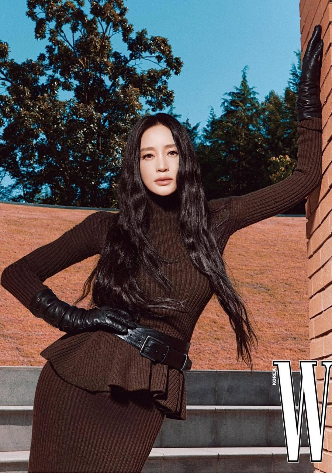 Minh tinh khoe sắc vóc với trang phục xa xỉ trên tạp chí W Korea cuối năm 2025. Chuyên trang nhận xét dù mặc kín đáo, Hye Soo vẫn toát ra thần thái quyến rũ, cuốn hút người đối diện. Ảnh: W Korea