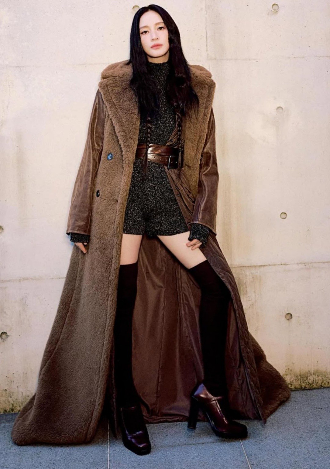 Minh tinh khoe sắc vóc với trang phục xa xỉ trên tạp chí W Korea cuối năm 2025. Chuyên trang nhận xét dù mặc kín đáo, Hye Soo vẫn toát ra thần thái quyến rũ, cuốn hút người đối diện. Ảnh: W Korea