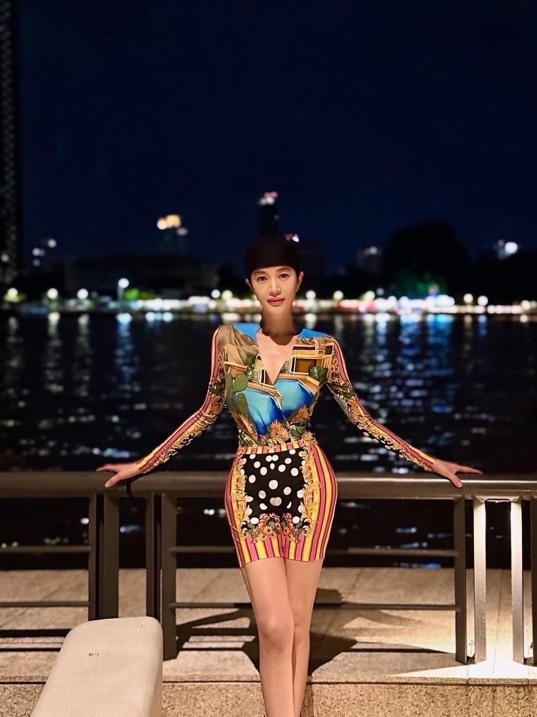 Các trang tin giải trí hàng đầu Hàn Quốc đăng loạt ảnh minh tinh tạo dáng trong bộ đồ ôm sát hôm 28/7/2025 kèm lời giới thiệu: "Nữ hoàng sexy Hàn Quốc mọi thời. Cô ấy xứng danh 'ngôi sao của mọi ngôi sao', là hình mẫu của nhiều diễn viên châu Á". Ảnh: Instagram Hs_kim_95