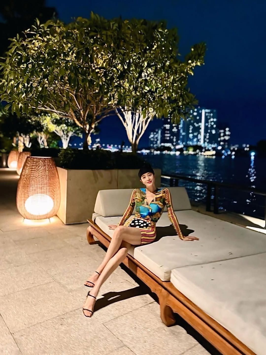 Các trang tin giải trí hàng đầu Hàn Quốc đăng loạt ảnh minh tinh tạo dáng trong bộ đồ ôm sát hôm 28/7/2025 kèm lời giới thiệu: "Nữ hoàng sexy Hàn Quốc mọi thời. Cô ấy xứng danh 'ngôi sao của mọi ngôi sao', là hình mẫu của nhiều diễn viên châu Á". Ảnh: Instagram Hs_kim_95