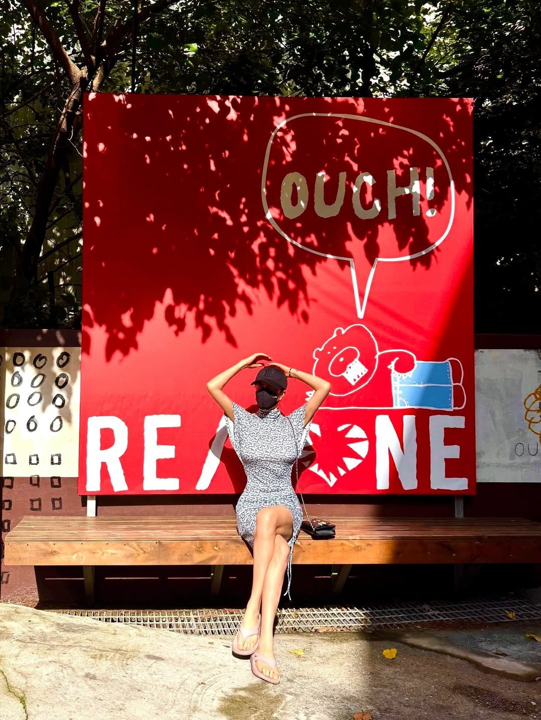 Loạt ảnh Hye Soo dạo phố Seoul, Hàn Quốc và Bangkok, Thái Lan (phải) nhận "mưa" lời khen. "Trông Kim Hye Soo chỉ khoảng 35 tuổi", một khán giả bình luận trên Instagram. Ảnh: Instagram Hs_kim_95