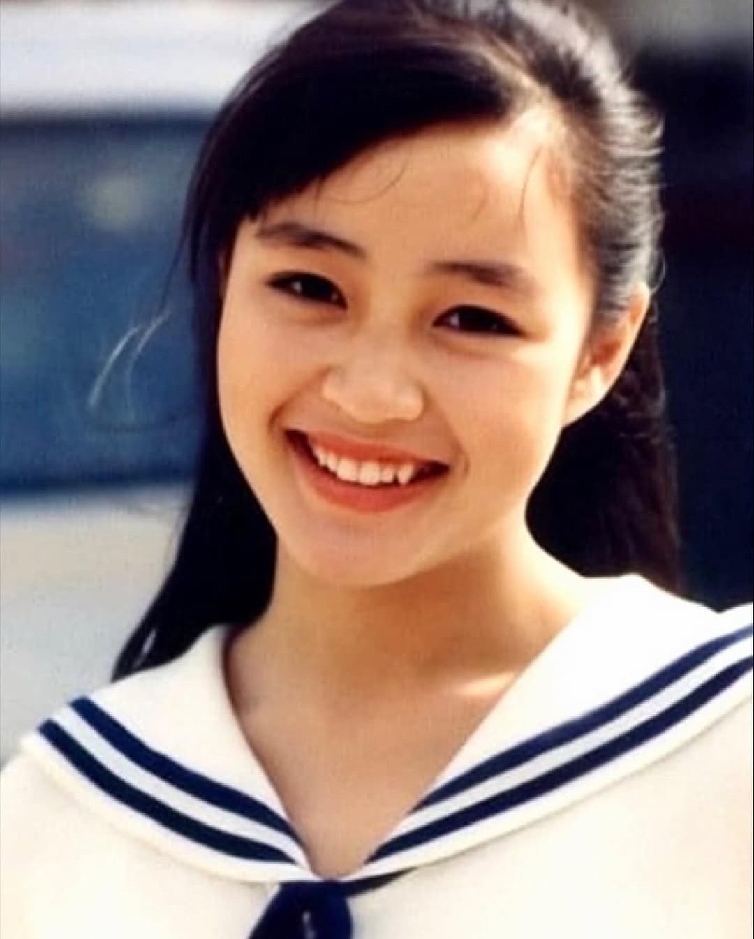 Minh tinh gây "sốt" khi đăng ảnh tuổi trăng tròn và hiện nay. Nhờ diện mạo nổi bật, Kim Hye Soo được mời đóng quảng cáo khi mới 15 tuổi, một năm sau đó có phim đầu tay. 40 năm hoạt động, cô có gia tài phim ảnh đồ sộ, được giới chuyên môn đánh giá thành công nhất Hàn Quốc ở cả mảng điện ảnh lẫn truyền hình. Báo giới thường gọi cô là "chị đại", "Người phụ nữ quyền lực". Cô cũng lập kỷ lục là MC lễ trao giải Rồng Xanh 23 năm liên tiếp nên được mệnh danh "Nữ thần Rồng Xanh". Ảnh: Instagram Hs_kim_95, Cledbel