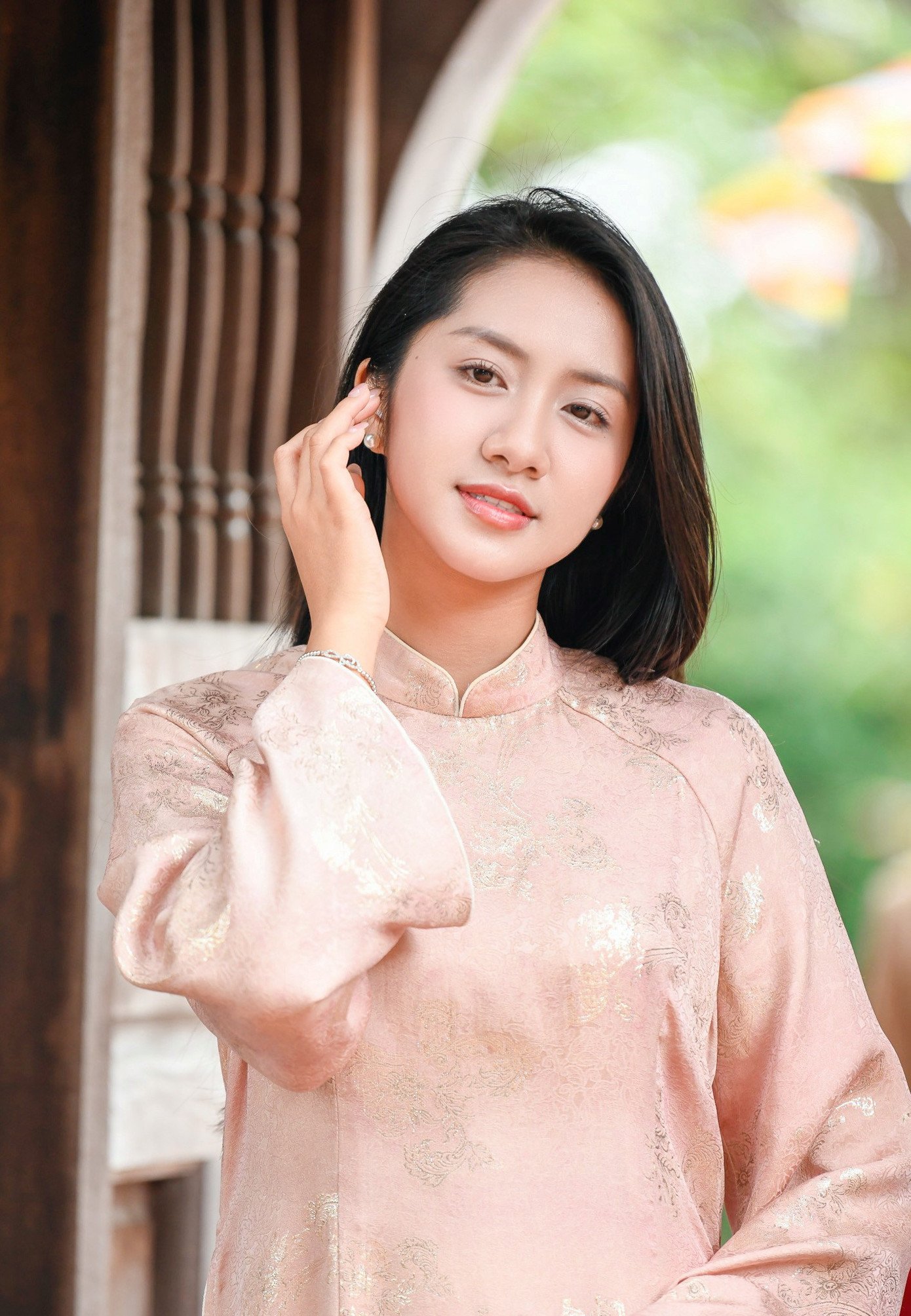 Sáng 28/2, Hoa hậu Hà Trúc Linh cùng các người đẹp Hồ Ngọc Phương Linh, Phạm Thùy Dương, Trần Minh Thu và Phạm Giáng My có hoạt động trải nghiệm văn hóa đầu xuân tại Bắc Ninh.