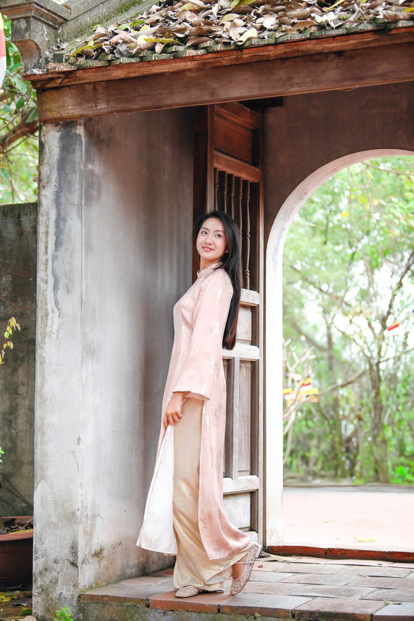 Cô kết hợp quần lụa đồng điệu tạo tổng thể pastel trang nhã. Trang phục góp phần tôn lên vẻ nền nã của Hoa hậu Hà Trúc Linh trong hành trình du xuân miền di sản.