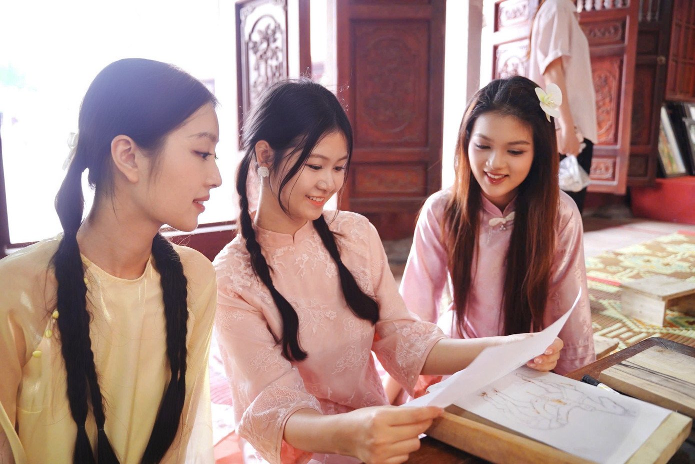 Tại làng tranh Đông Hồ, Hoa hậu Hà Trúc Linh cùng các người đẹp trải nghiệm in tranh trên giấy dó dưới sự hướng dẫn của nghệ nhân địa phương. “Tận mắt nhìn thấy những bức tranh từng học trong sách giáo khoa mang lại cho tôi cảm giác gần gũi và chân thực”, người đẹp Hồ Ngọc Phương Linh chia sẻ.