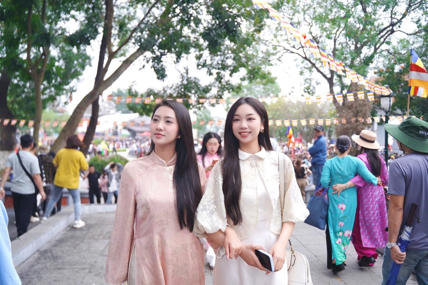 Các người đẹp hòa vào dòng người vãn cảnh hội xuân ở thị trấn Lim, nghe các liền anh - liền chị hát quan họ.