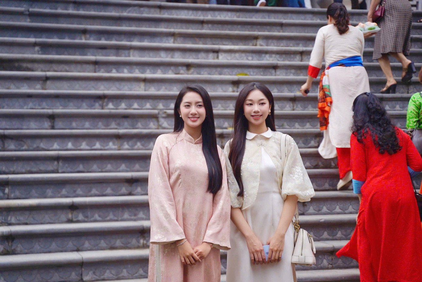 Các người đẹp hòa vào dòng người vãn cảnh hội xuân ở thị trấn Lim, nghe các liền anh - liền chị hát quan họ.