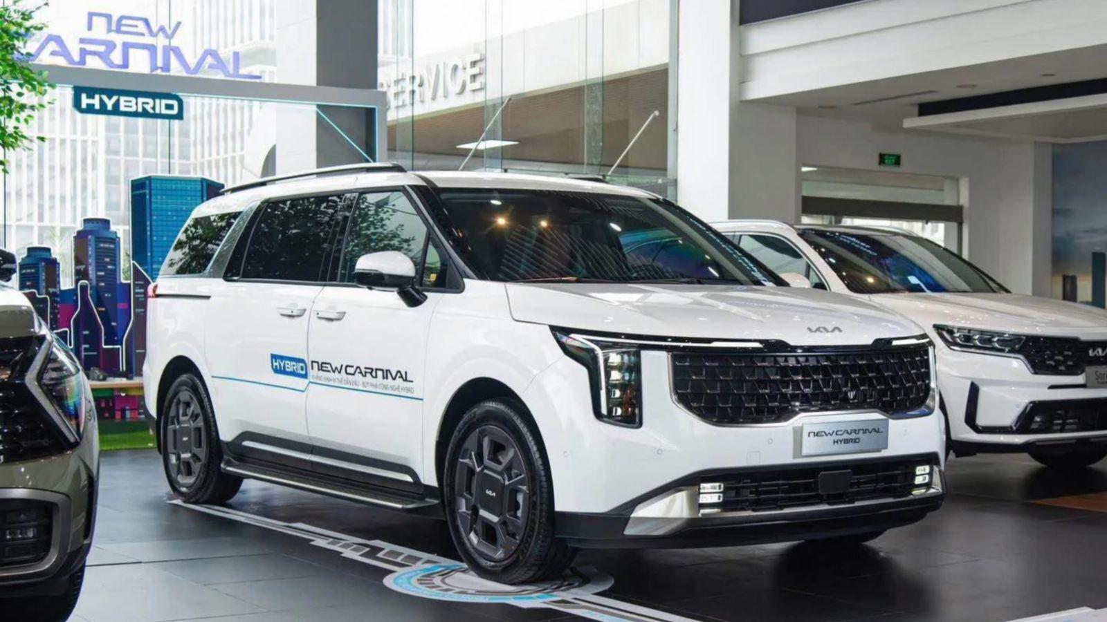 Sau tết mẫu xe Kia Carnival Hybrid giảm hơn 100 triệu đồng. 