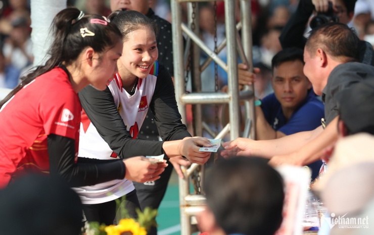 VĐV nhận thưởng nóng ngay trên sân. Ảnh: S.N